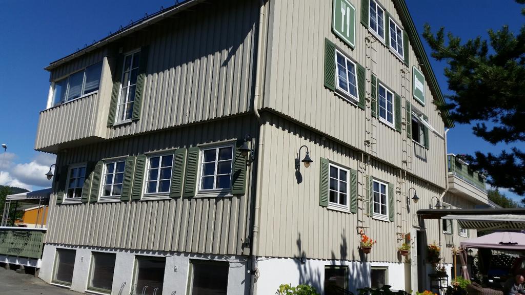 Vertshuset Fannarheimr - Bed &Breakfast Hotel Fannrem Exterior photo